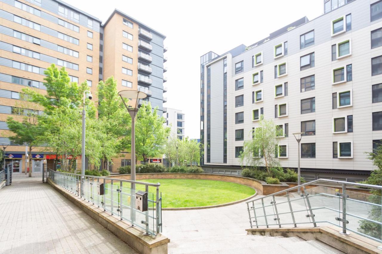 Appartement Modern Spacious Close To Station Londen