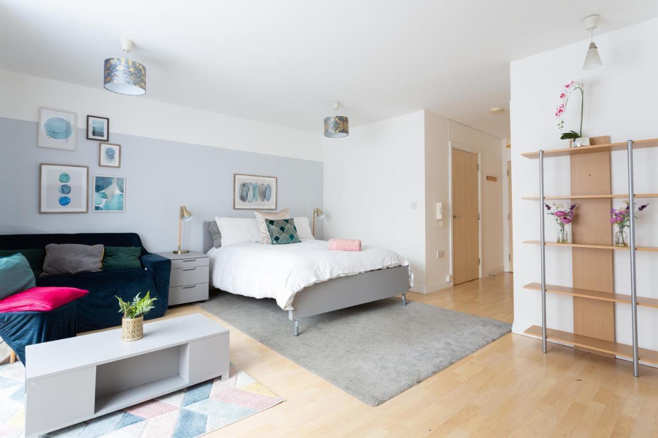Modern Spacious Close To Station Londen