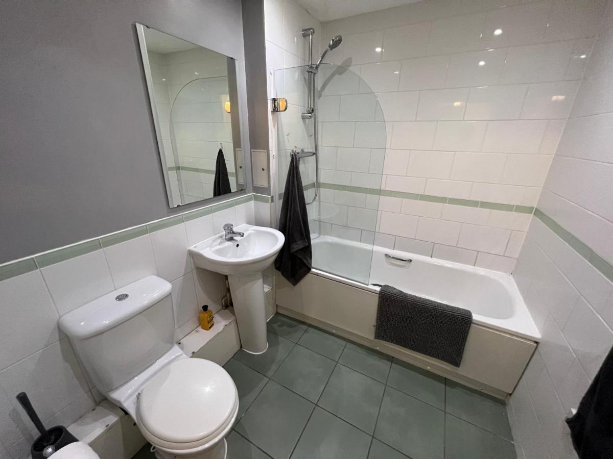 Modern Spacious Close To Station Appartement Londen