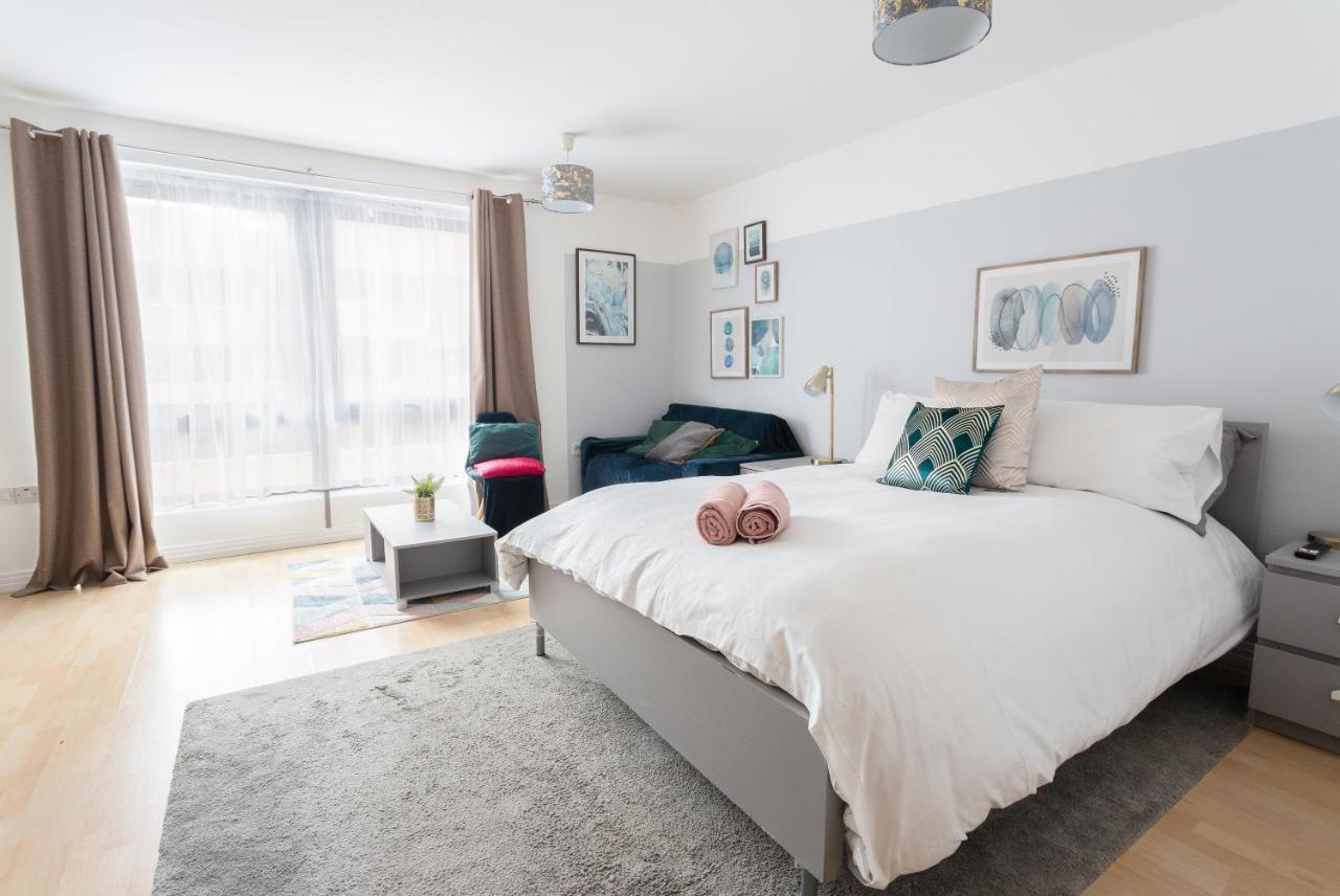 Modern Spacious Close To Station Apartamento