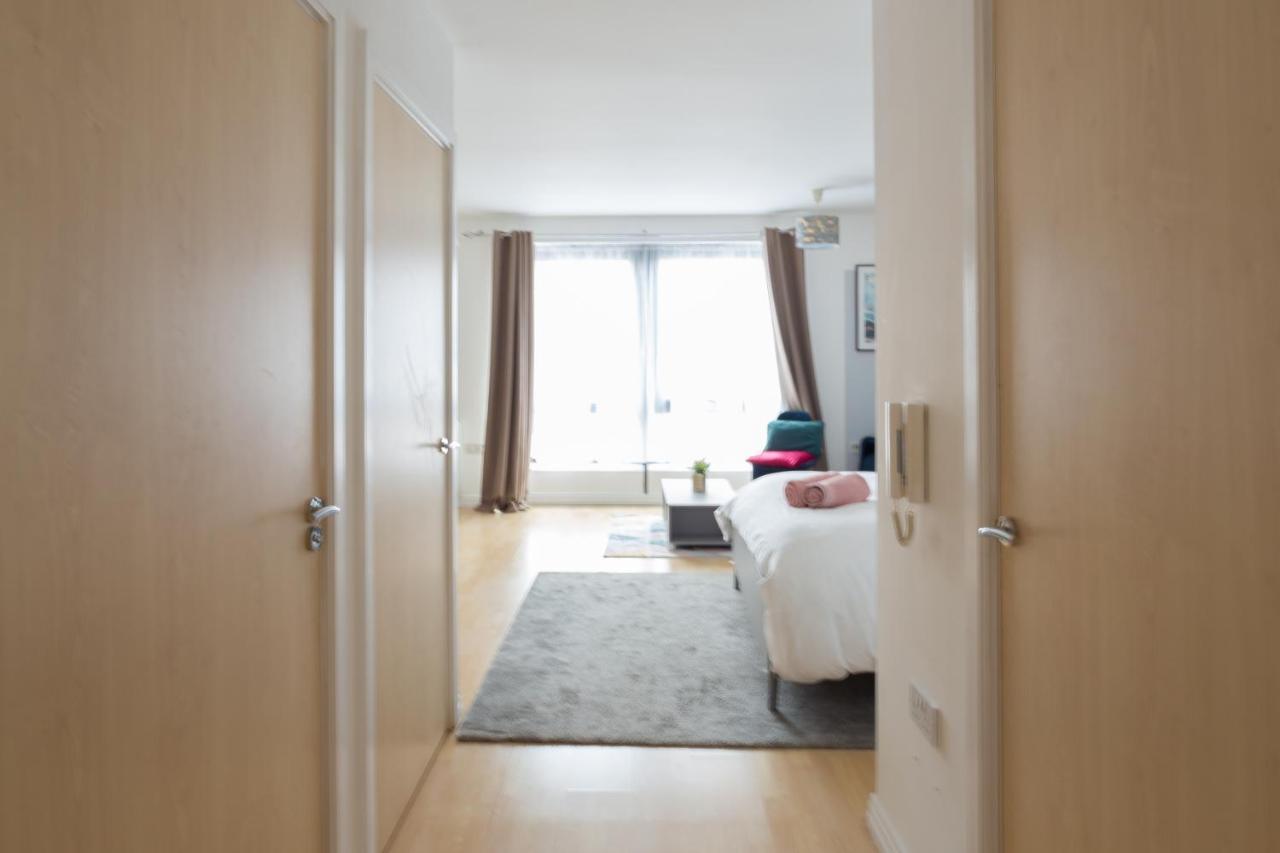Modern Spacious Close To Station Apartamento *